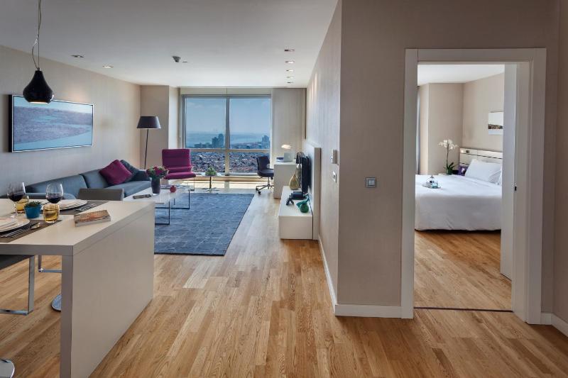 Deluxe One-Bedroom Apartment with Sea View image 1