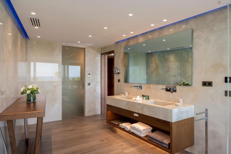 Executive Fitness Suite Sea View with Private Pool and Gym image 4