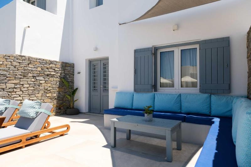Superior Suite with pool view image 3