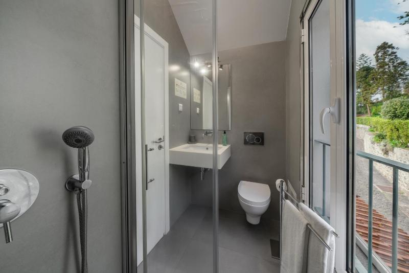Small Double Room image 3
