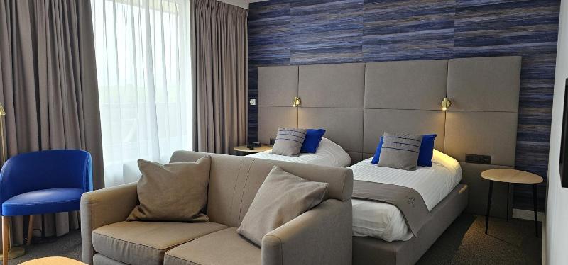 Superior Twin Room image 2