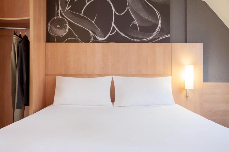 Standard Double Room image 3