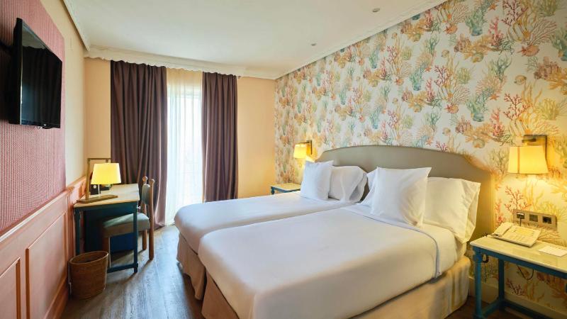 Double or Twin Room with Balcony image 3