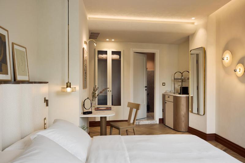 Deluxe Double Room with Acropolis View image 3