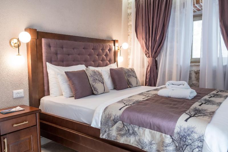 Classic Double Room image 4