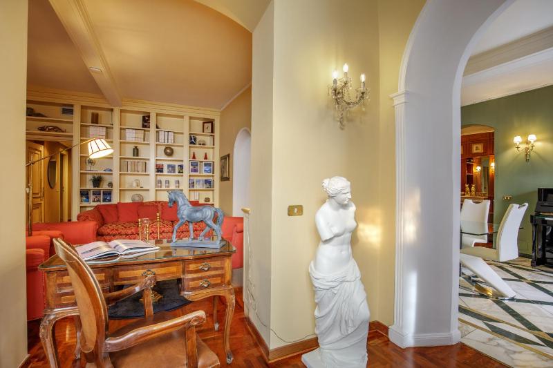 Condotti Spanish Steps Ambassador Apartment - image 16