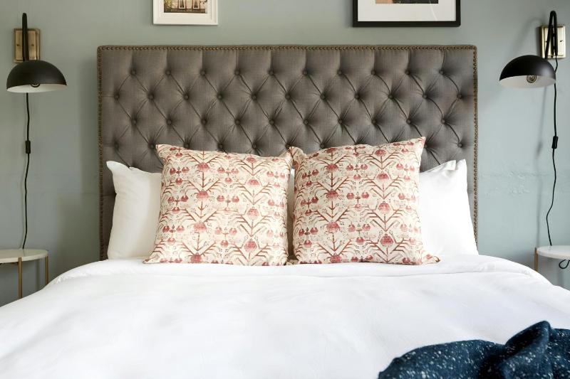 Studio Apartment with Queen Bed image 4