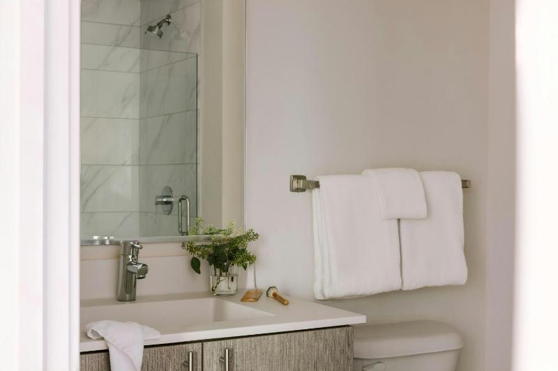 Studio Apartment with Queen Bed and City View image 2