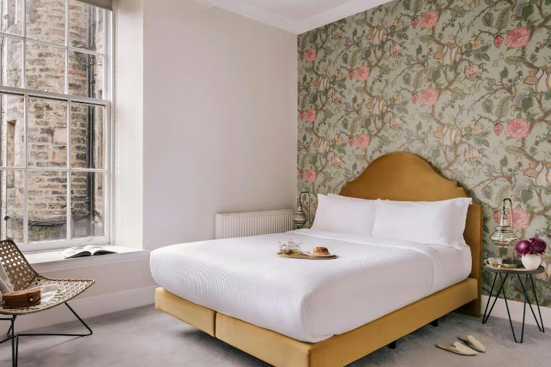 Two-Bedroom Apartment with Queen and Twin Bed image 1