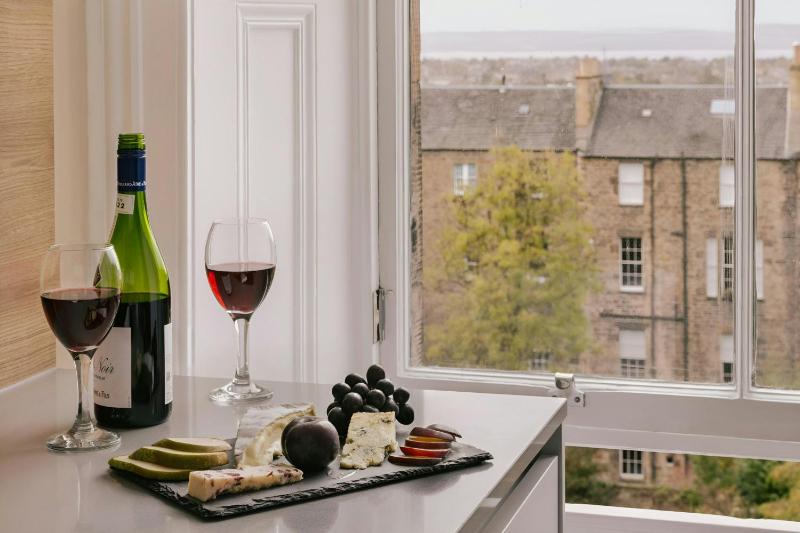 Two-Bedroom Apartment with Queen and Double Bed image 2