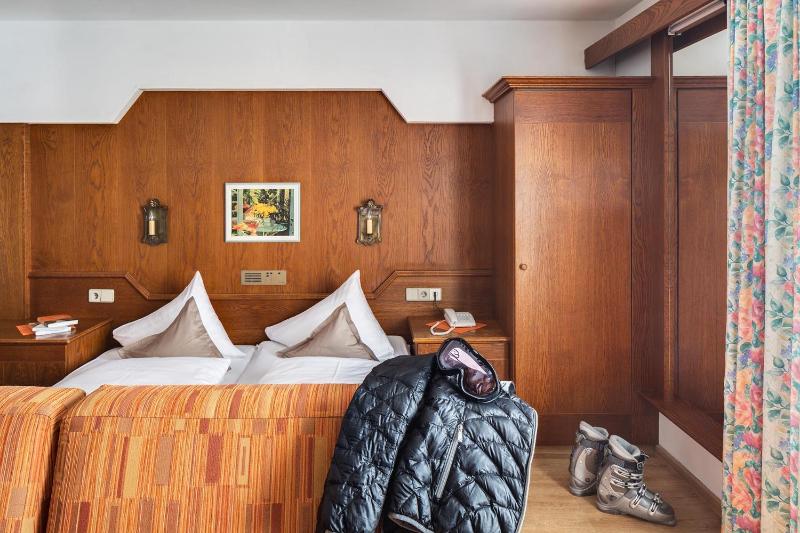 Double Room with Balcony and Garden View image 3
