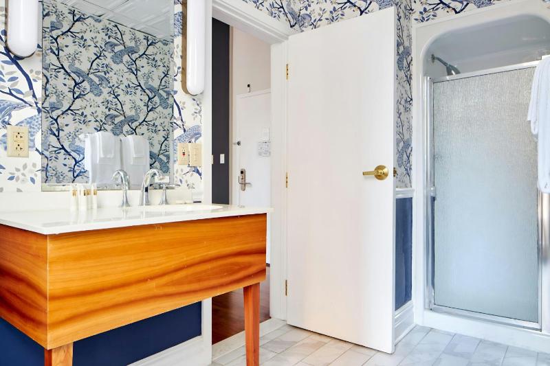 Queen Room image 2
