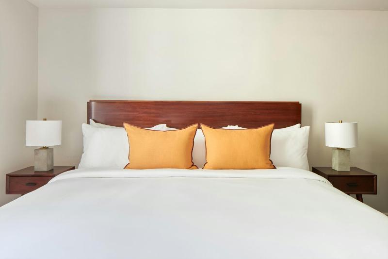 Superior King Room with Sofa Bed image 4