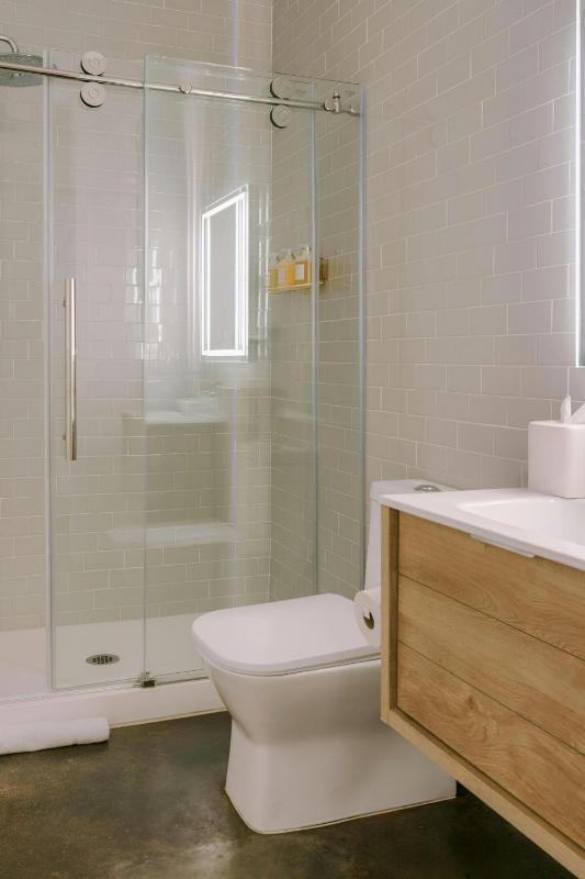 Studio Apartment with Queen Bed and Mural View image 4