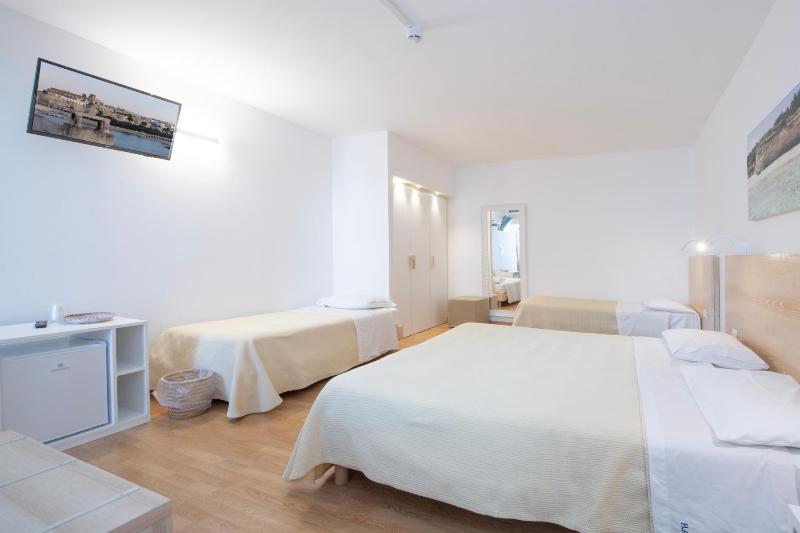 Superior Quadruple Room image 4
