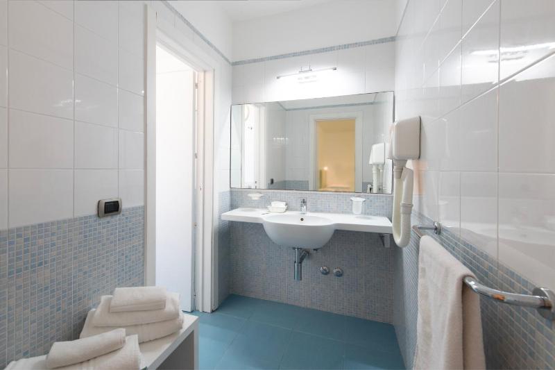 Superior Quadruple Room image 3