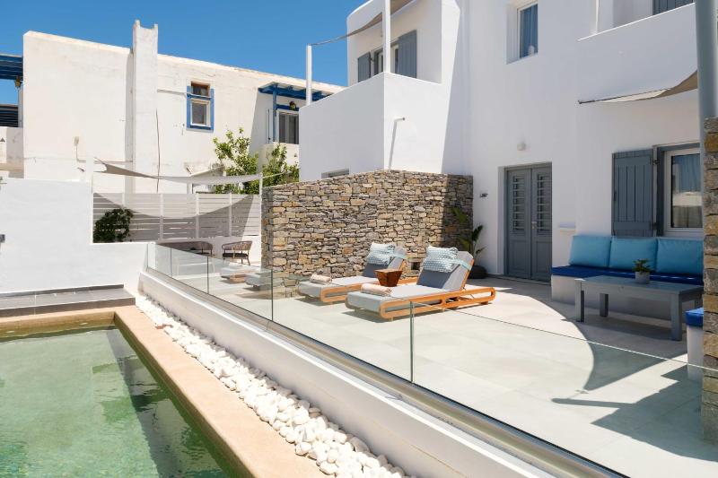 Superior Suite with pool view image 2