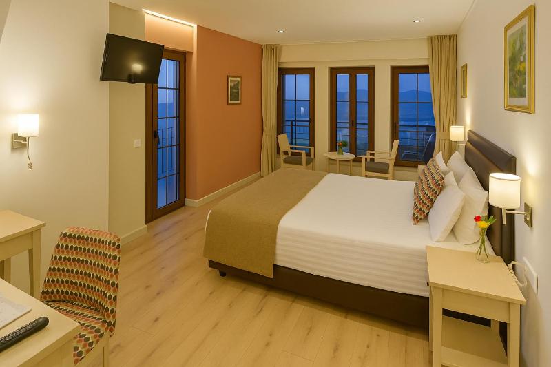 Junior Suite with Lake View image 3