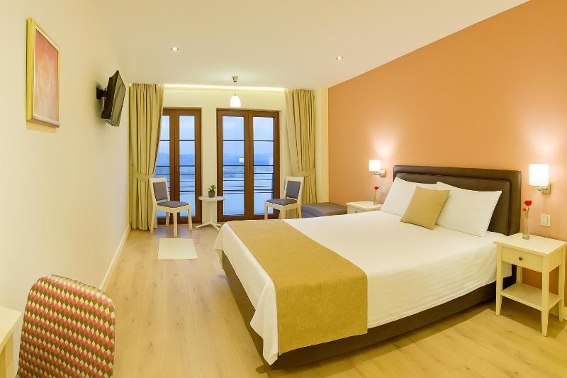 Superior Double Room with Lake View image 2