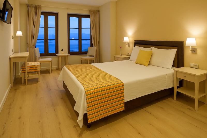 Superior Double Room with Lake View image 4