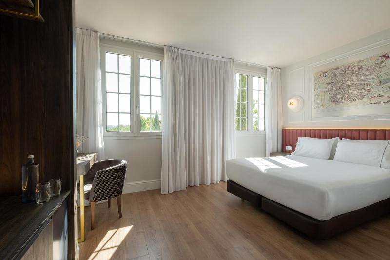 Double or Twin Room image 4