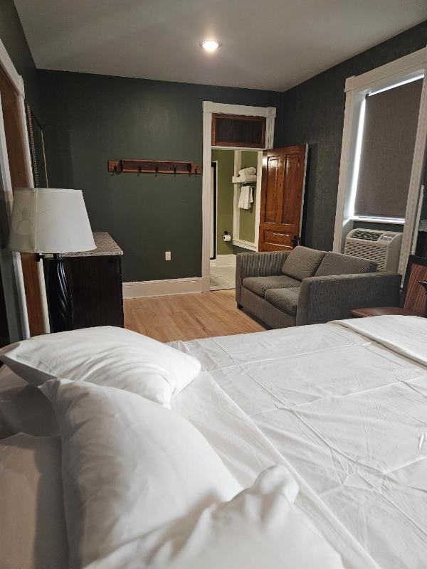 Double Room image 3