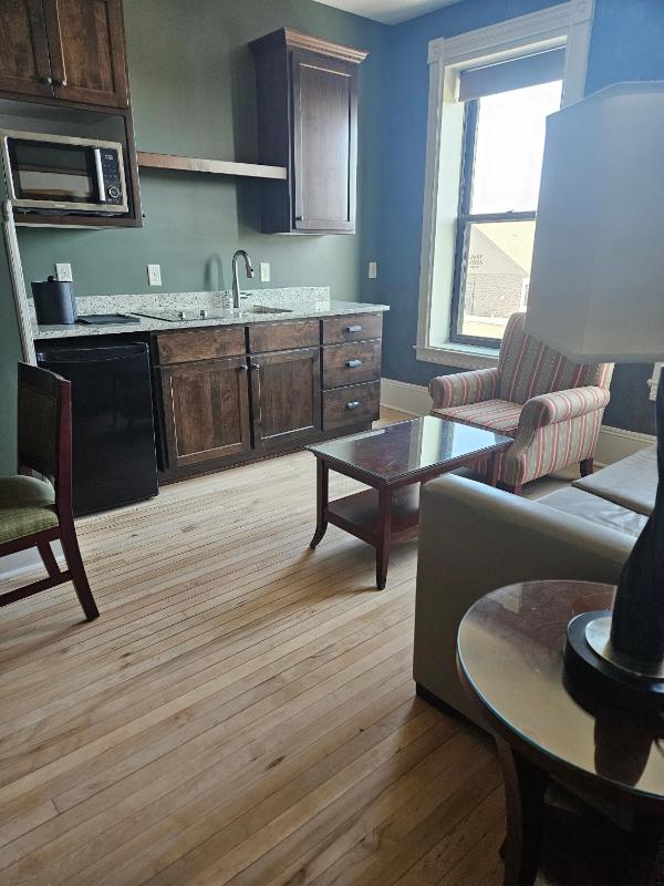 Suite with City View image 4