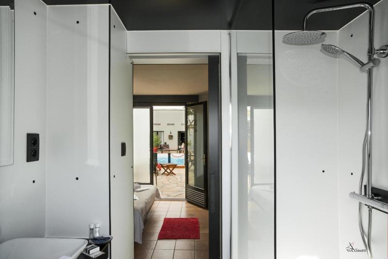 Double Room with Pool View image 2