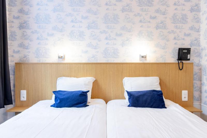 Twin Room image 4
