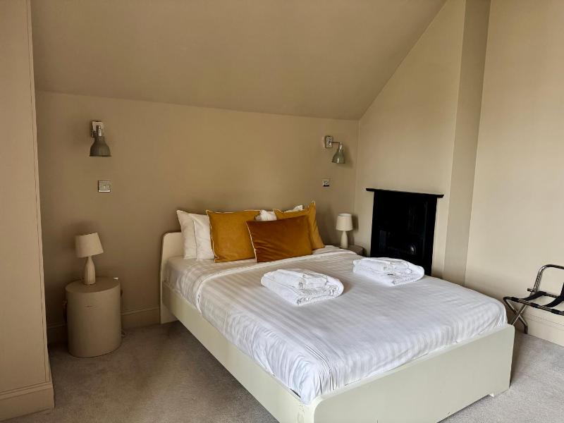 King Double Room image 4