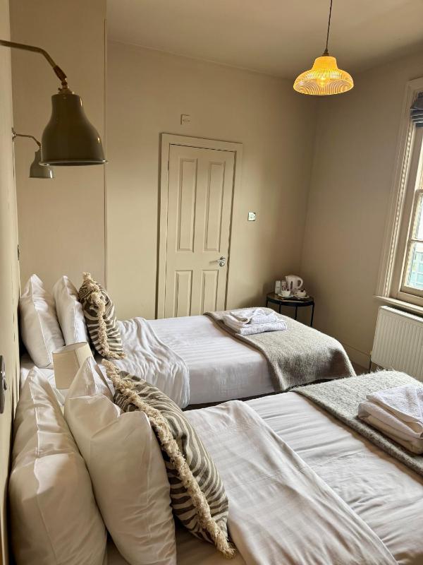 Small Twin Room image 3