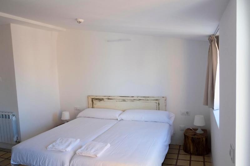 Twin Room with Private Bathroom image 2