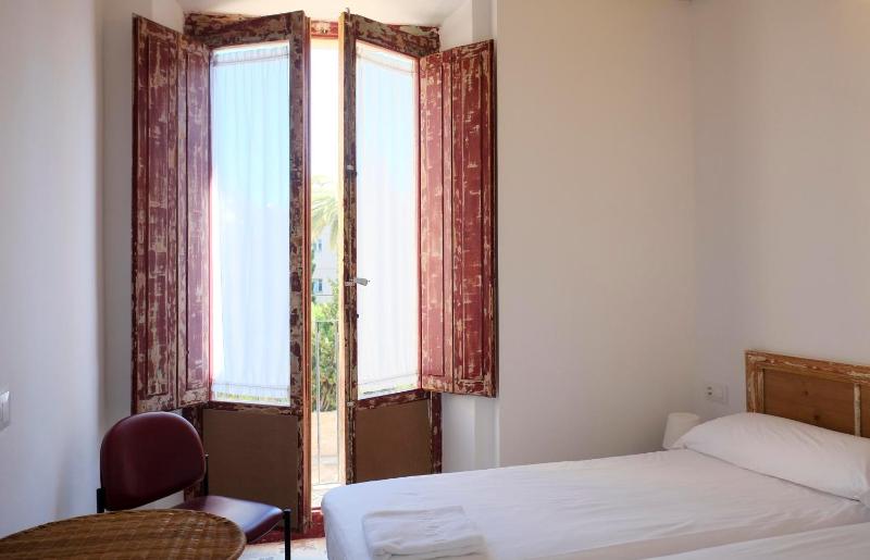 Twin Room with Private Bathroom image 3