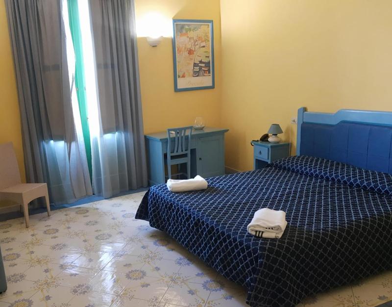 Superior Triple Room with Sea View image 3