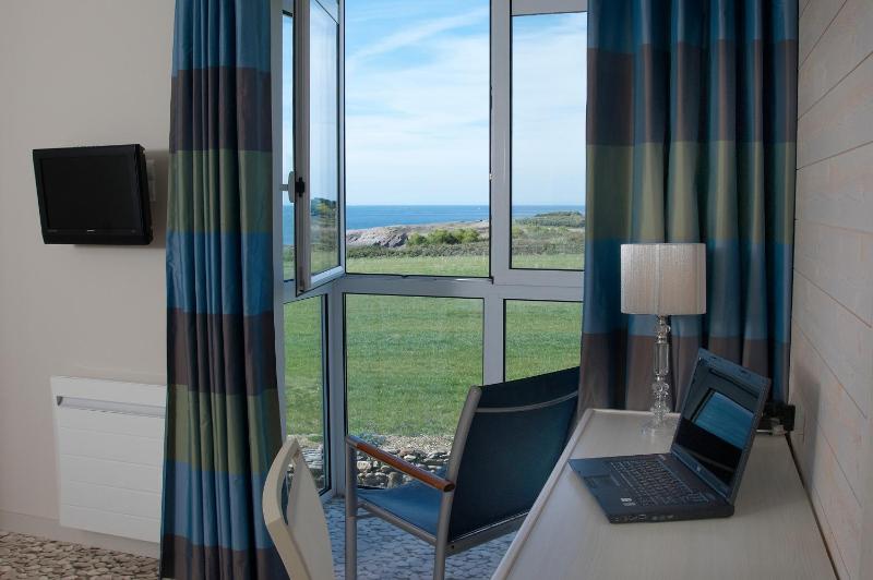 Double or Twin Room with Sea View image 2