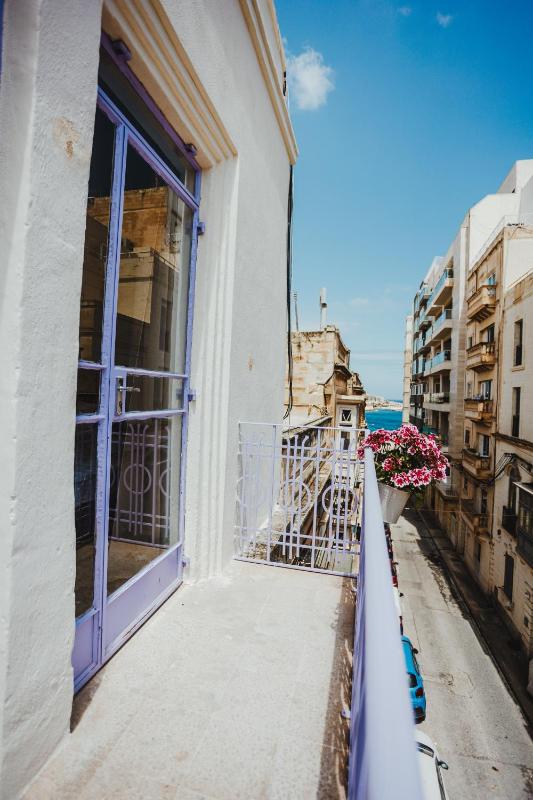Studio Apartment with Sea View image 4