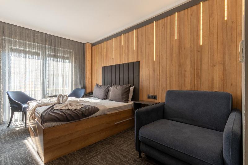 Double or Twin Room with City View image 4