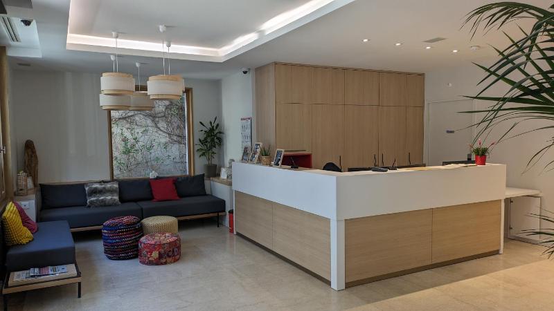 Female Single Room with Shared Bathroom image 3