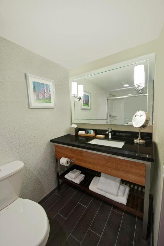 Standard King Room image 2