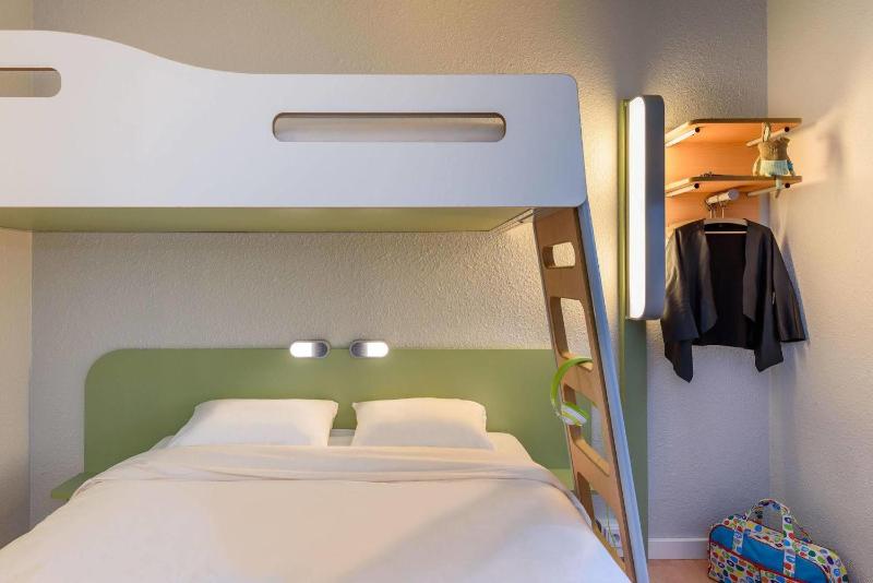 Triple Room with One Double Bed and One Bunk Bed image 4