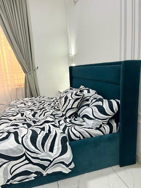 Bytup 2bedroom Apt in lekki24hrs light Wifi fully serviced apartment  water heater smart tv - image 3