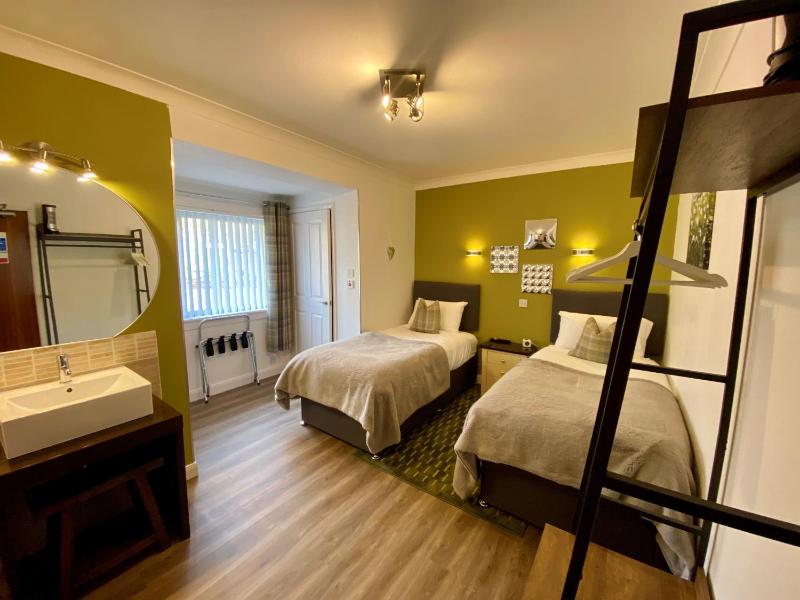 Twin Room image 4