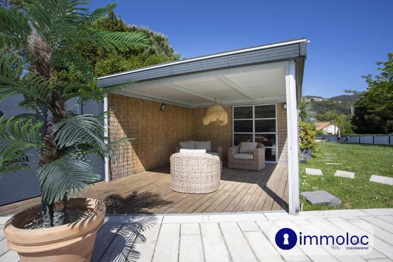 Air-conditioned villa with pool and garden - image 42
