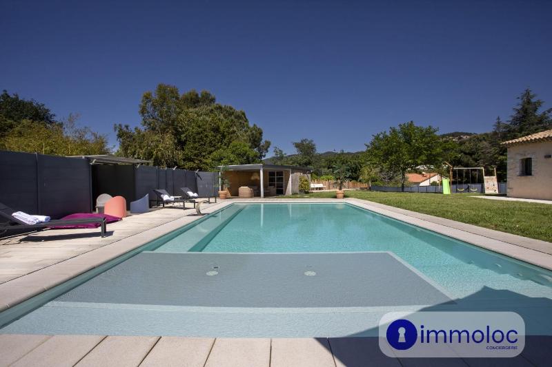Air-conditioned villa with pool and garden - image 4