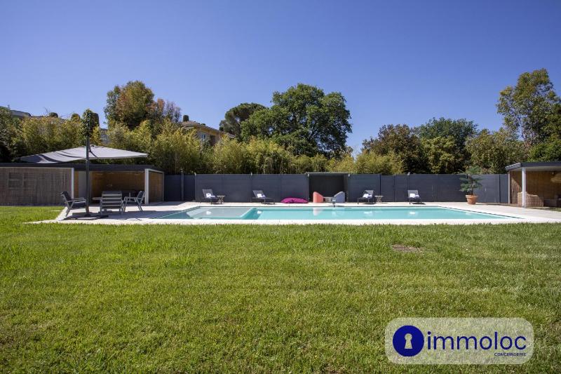 Air-conditioned villa with pool and garden - image 21