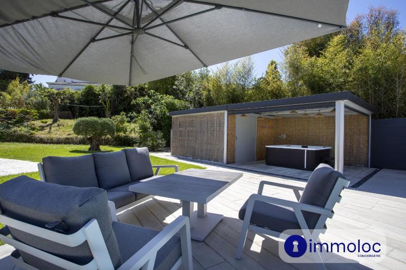 Air-conditioned villa with pool and garden - image 31