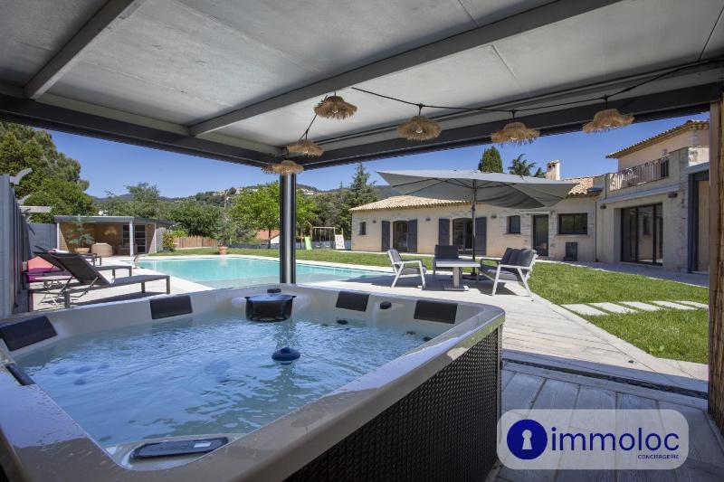 Air-conditioned villa with pool and garden - image 6