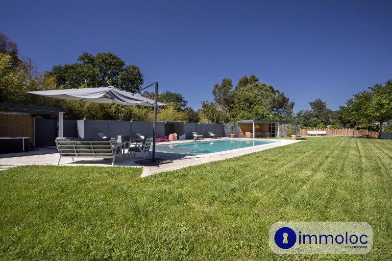 Air-conditioned villa with pool and garden - image 30