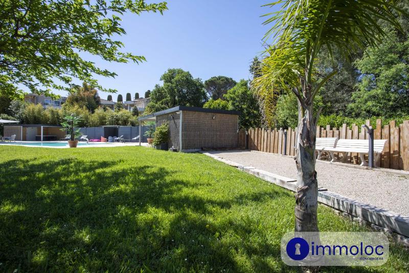 Air-conditioned villa with pool and garden - image 3