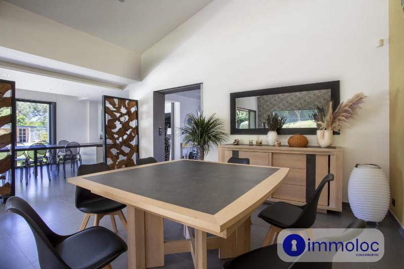 Air-conditioned villa with pool and garden - image 22